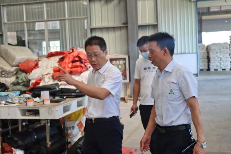 市科技局李副局長和縣科技局領導參觀調研